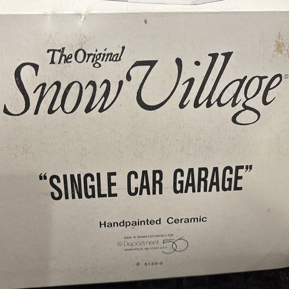 Department 56 Single Car Garage - Picture 2 of 6